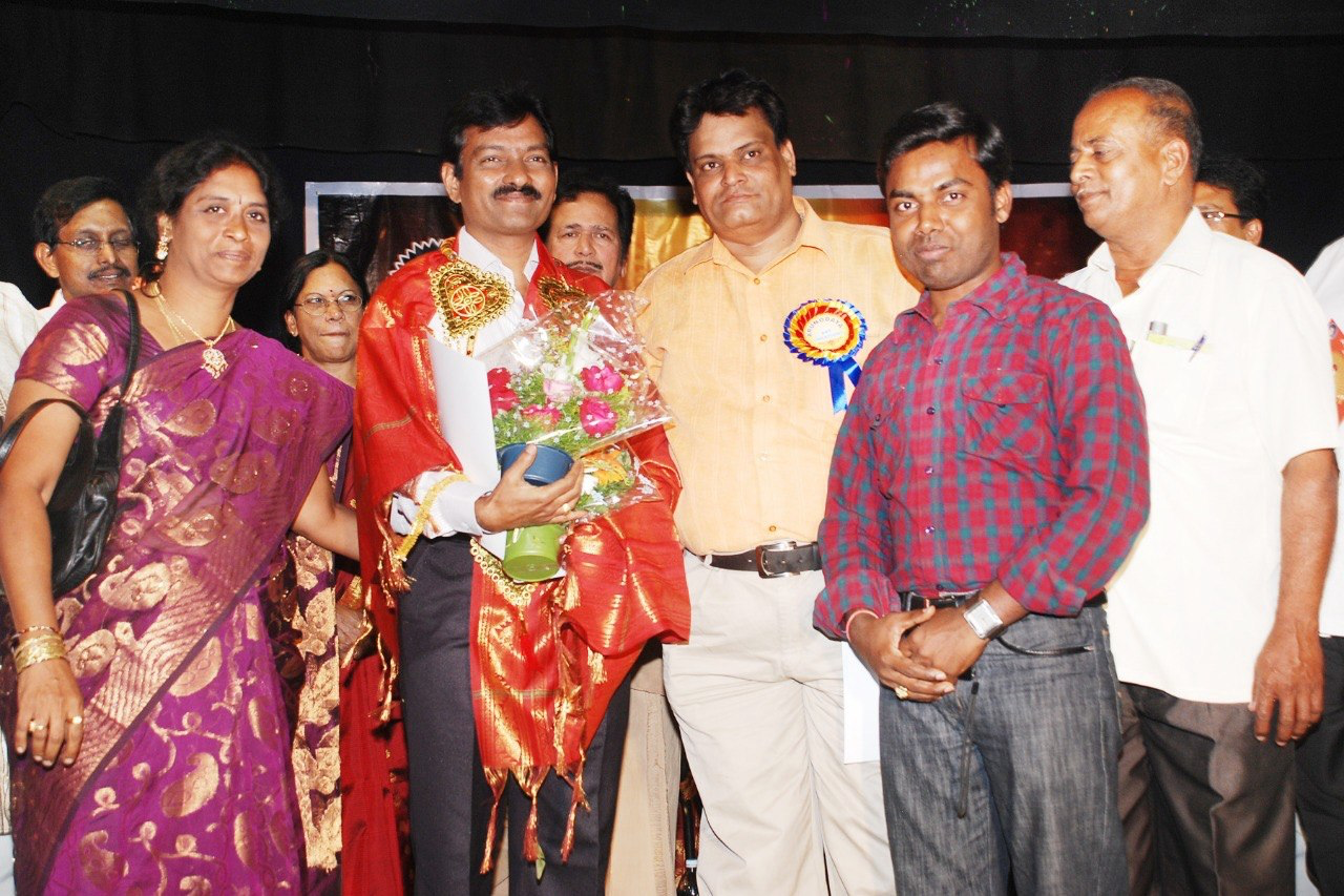 బాల సాహిత్య గ్రంథాల పోటీలో ప్రథమ బహుమతి పొందిన సందర్భంలో 